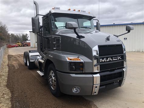 2021 Mack Titan